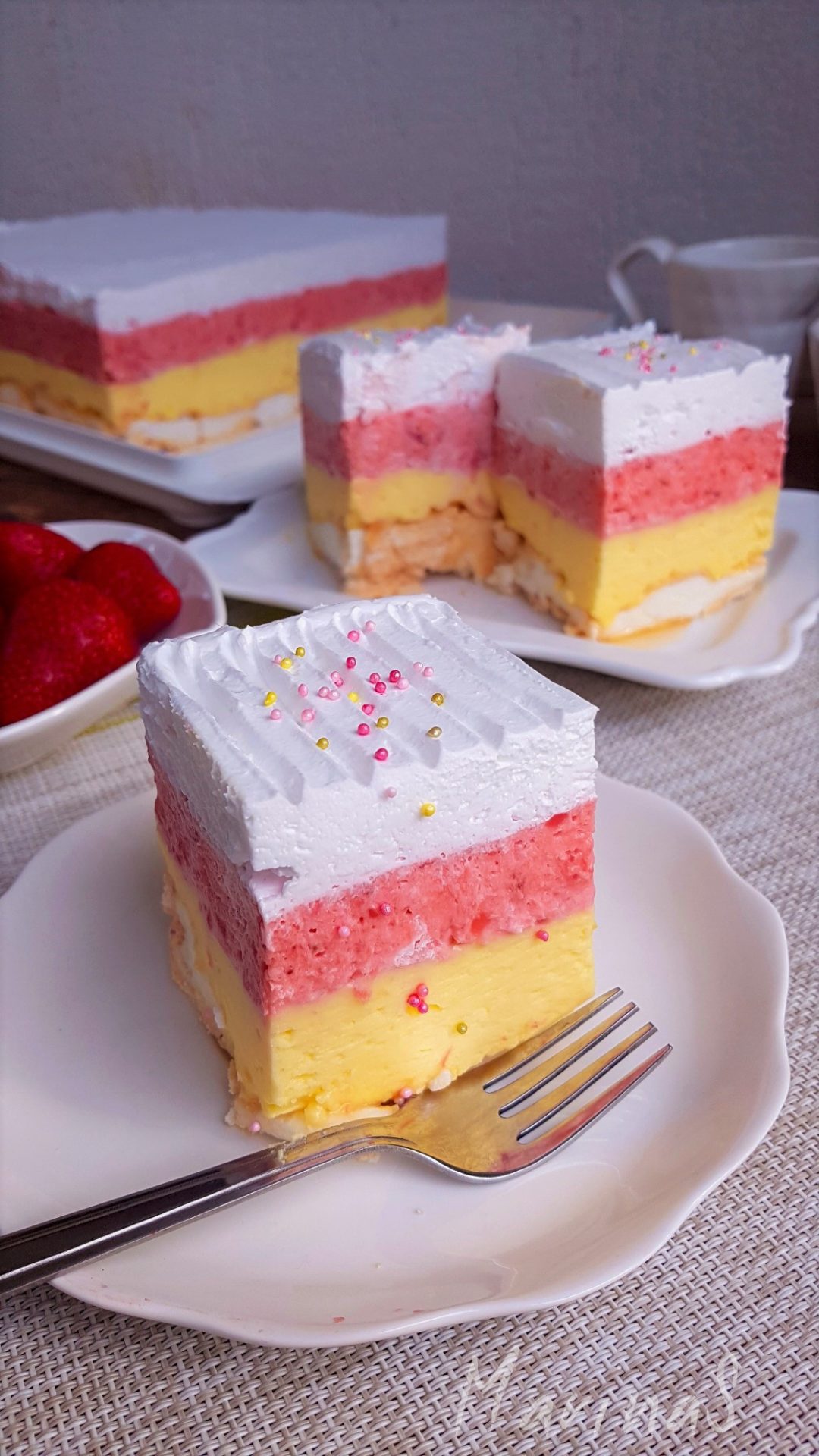 Kolac-sa-vanila-i-kremom-od-jagoda-1