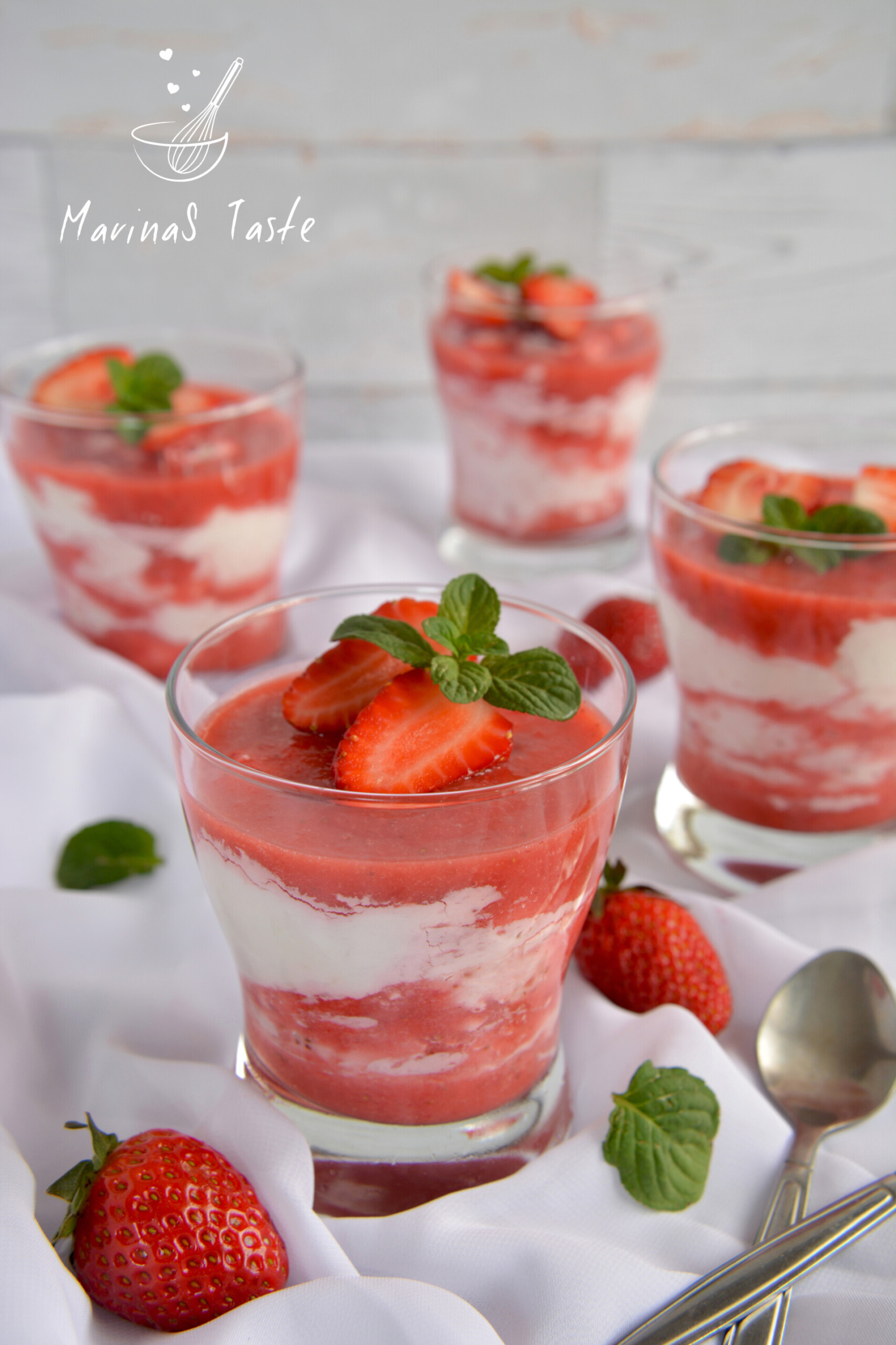 Desert-sa-jagodama-i-belom-kremom-u-casi-1