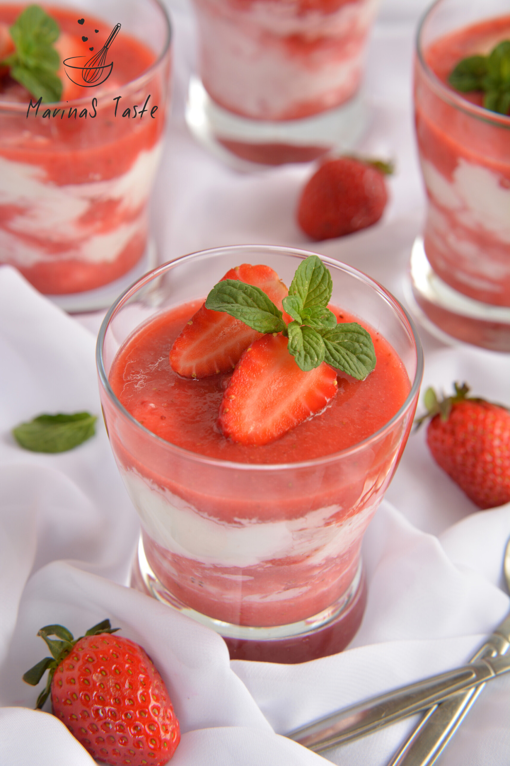 Desert-sa-jagodama-i-belom-kremom-u-casi-2