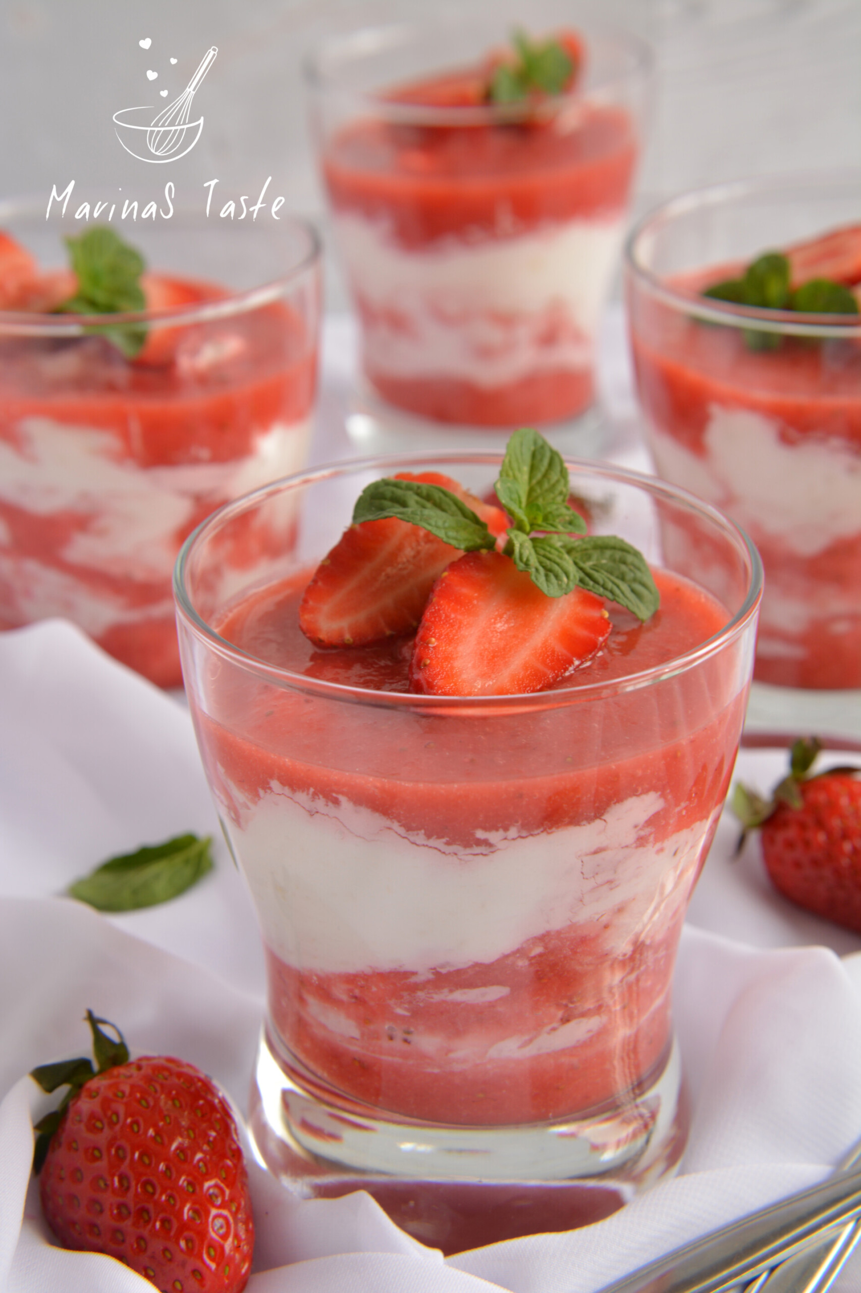 Desert-sa-jagodama-i-belom-kremom-u-casi-3