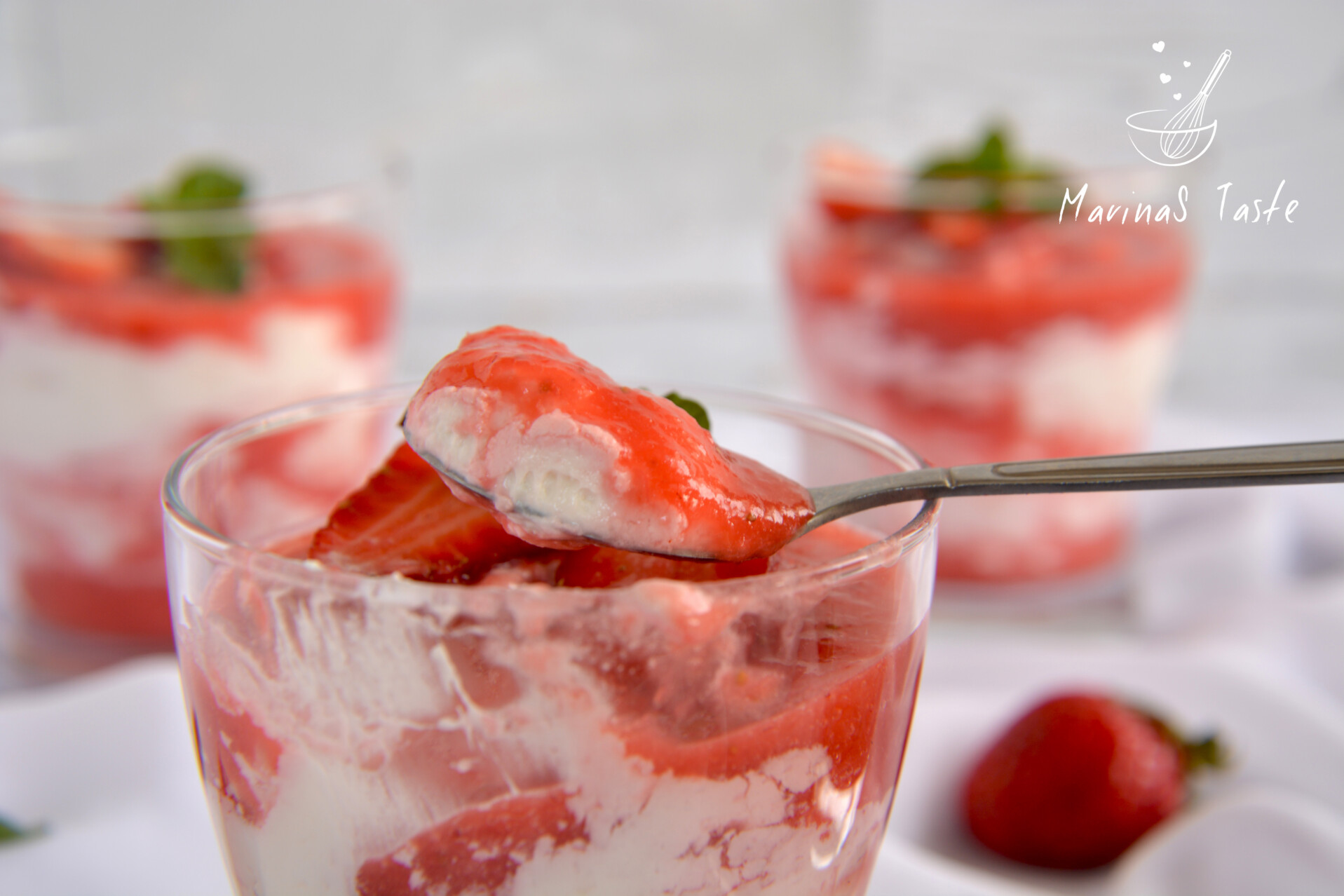 Desert-sa-jagodama-i-belom-kremom-u-casi-5.