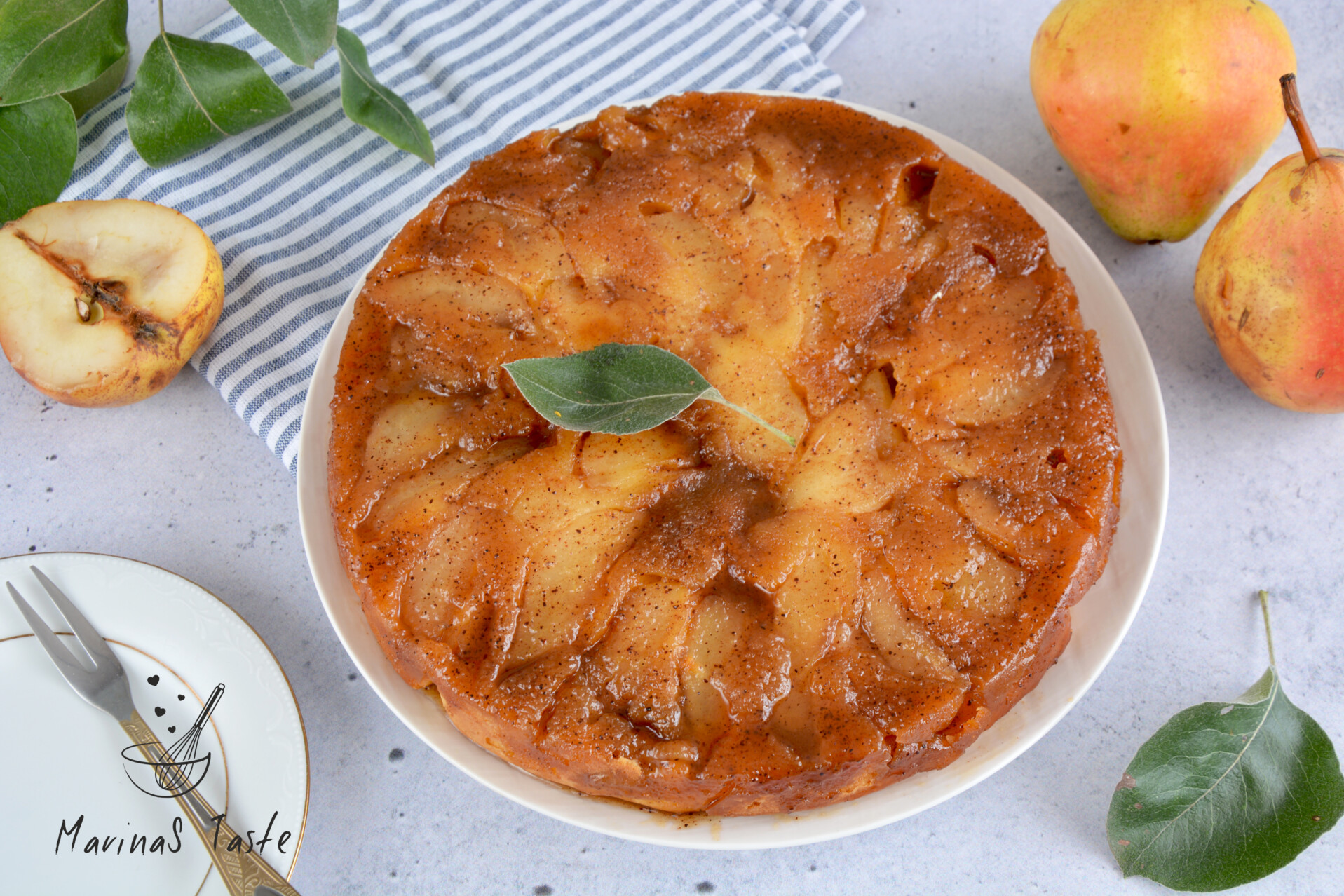 Prevrnuti-kolac-sa-kruskama-i-karamelom-1