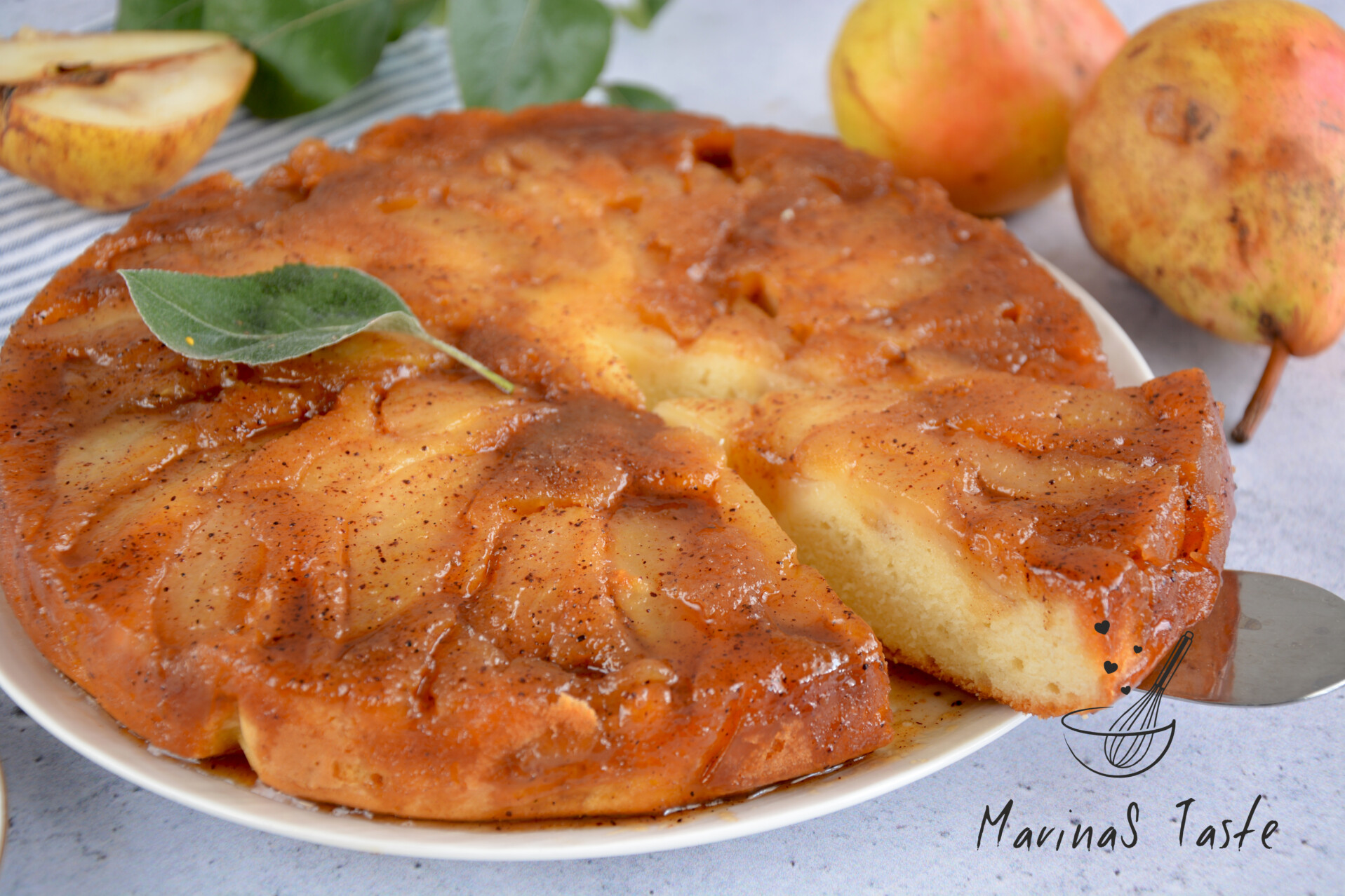 Prevrnuti-kolac-sa-kruskama-i-karamelom-5