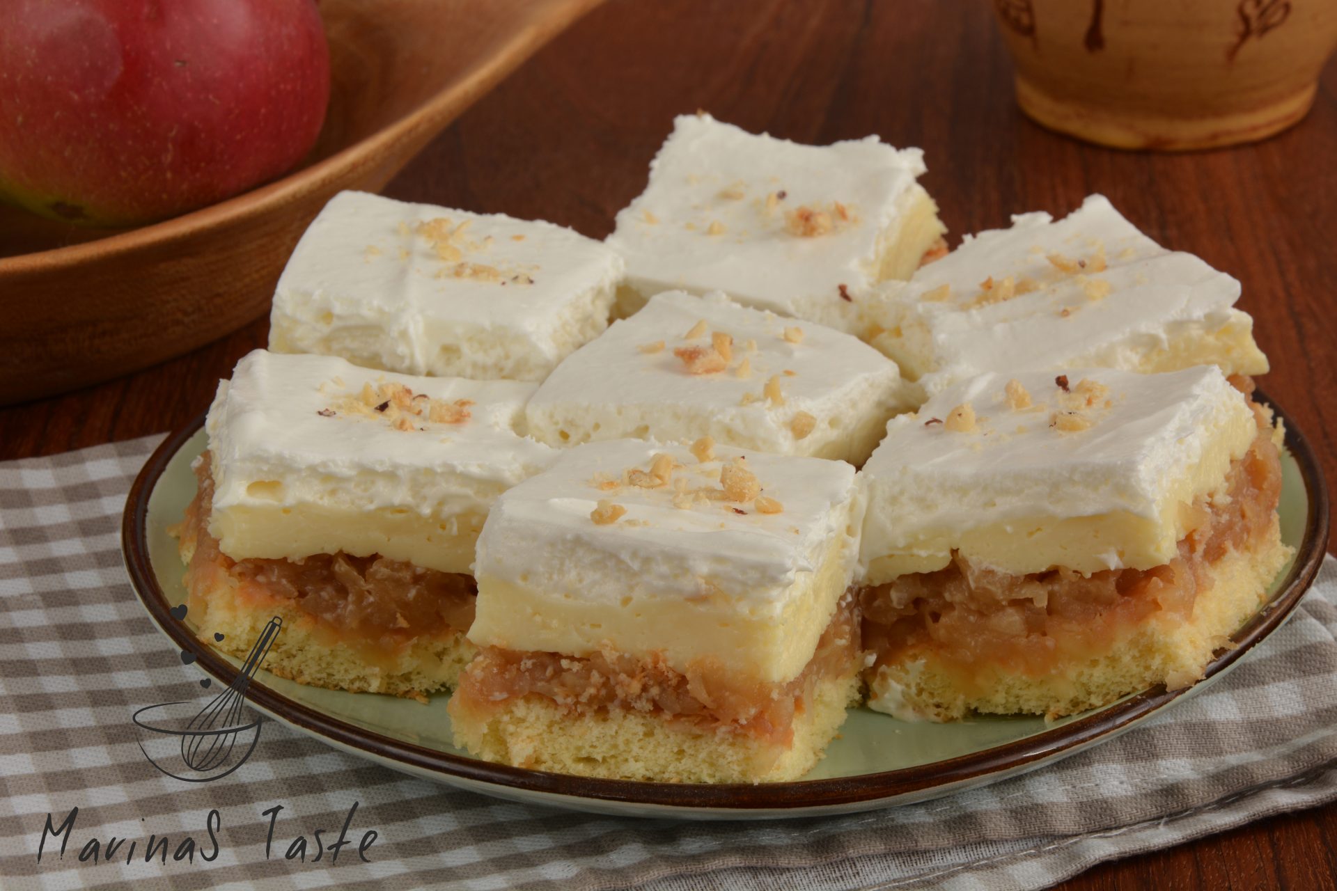 Kolac-sa-jabukama-i-kremom-2