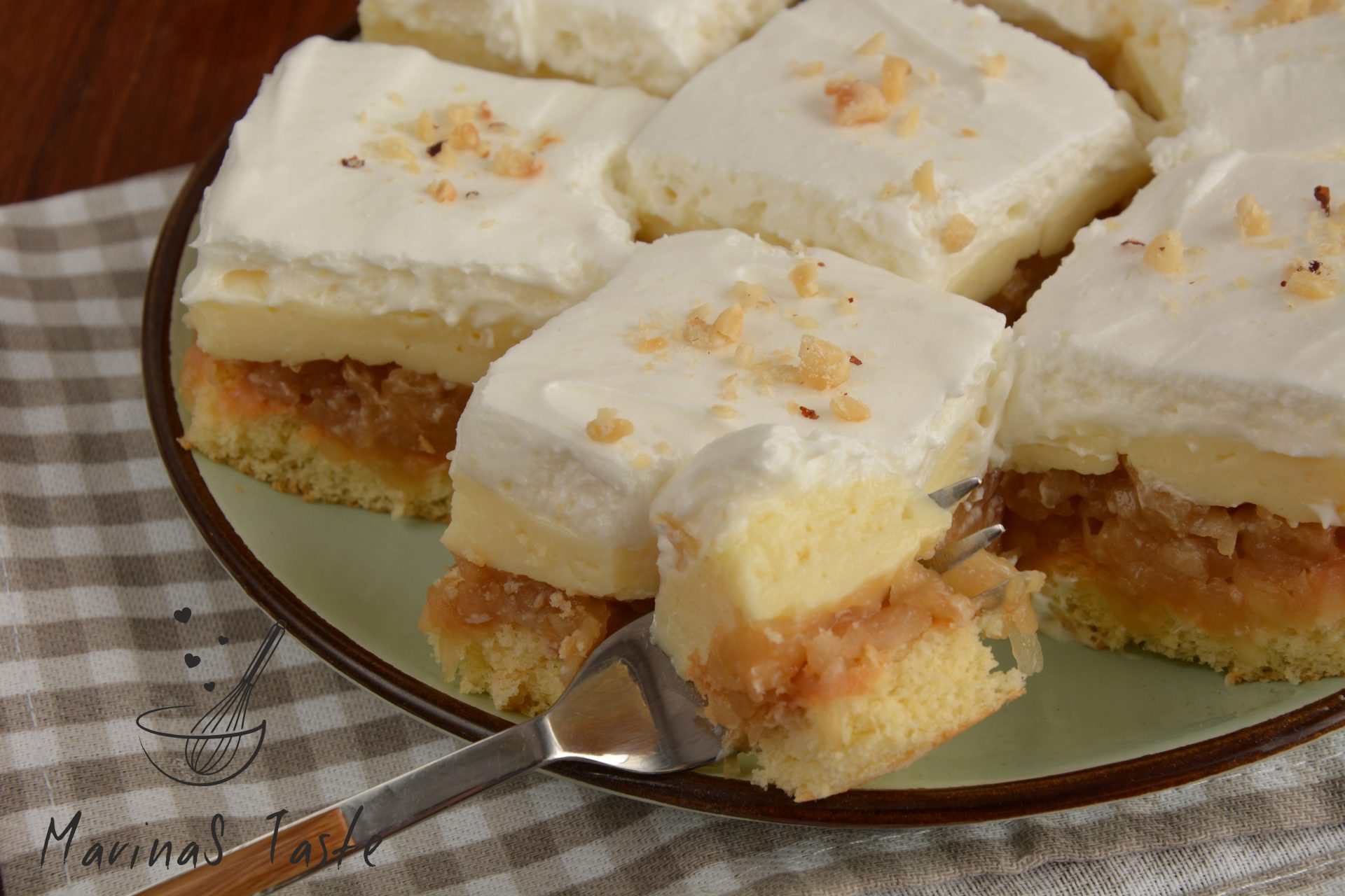 Kolac-sa-jabukama-i-kremom-6