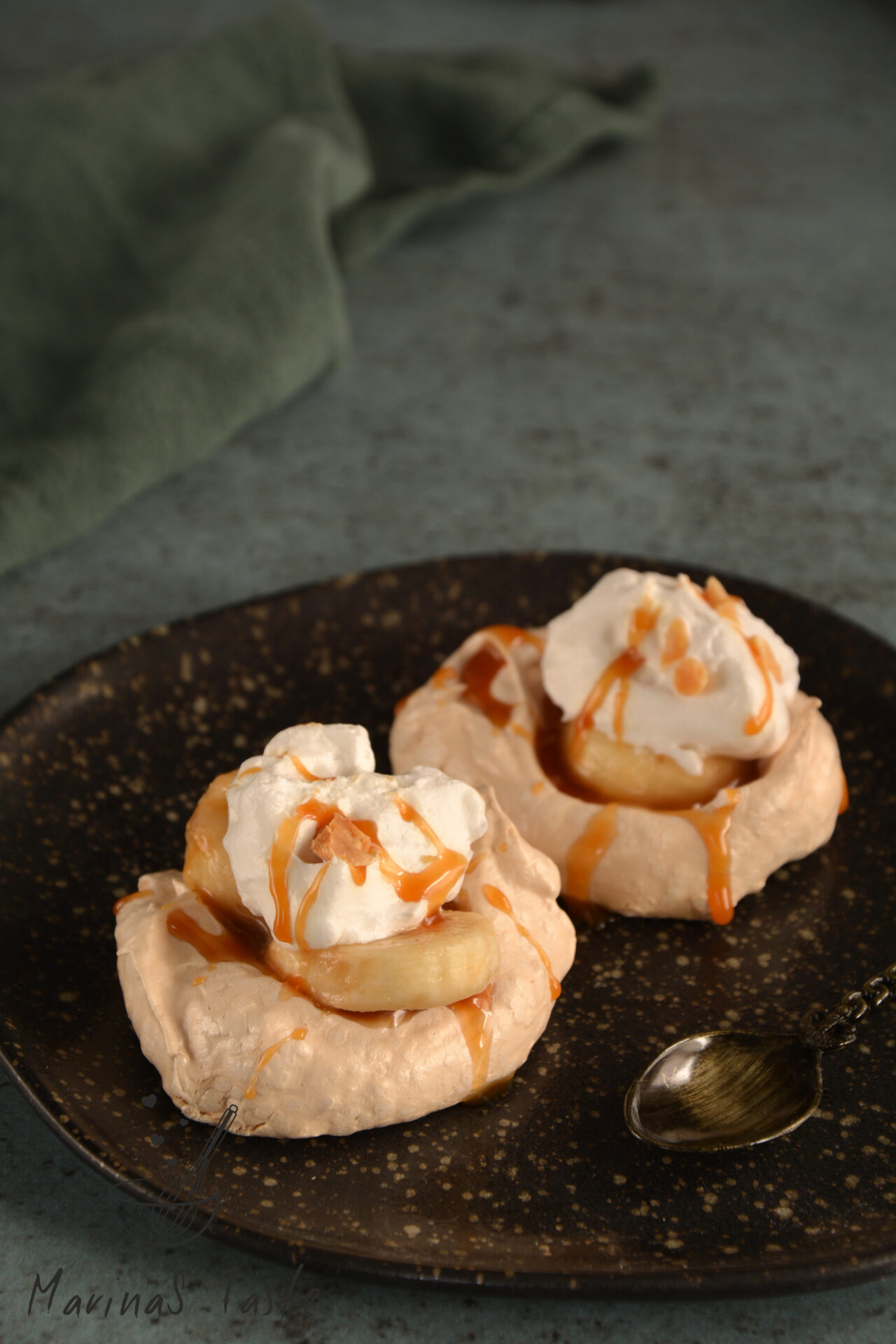 Mini-Banoffee-Pavlove-3